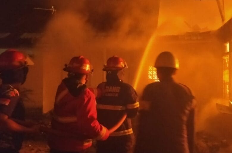 Dini Hari Mencekam, Rumah Lansia di Padang Selatan Ludes Terbakar Dini Hari Mencekam, Rumah Lansia di Padang Selatan Ludes Terbakar