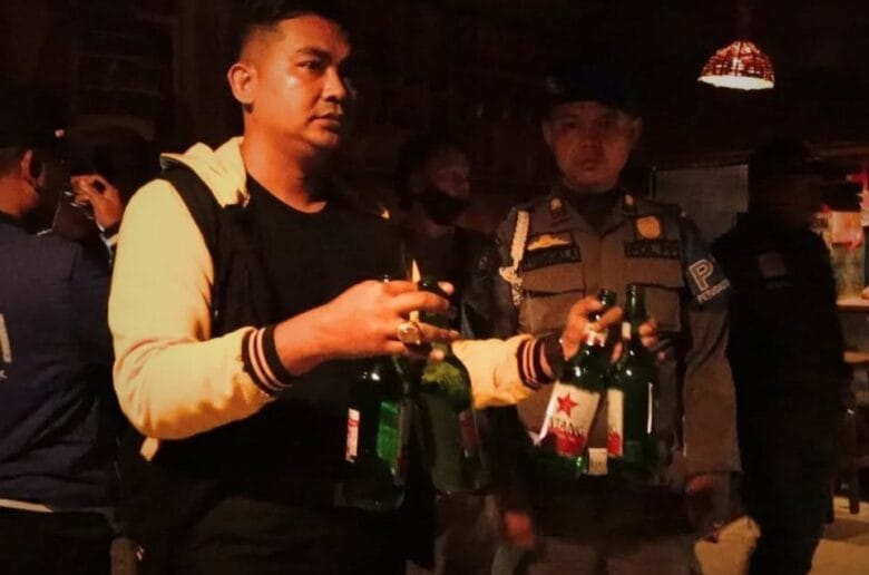 Gaduh hingga Larut Malam, Dua Kafe di Koto Tangah Digerebek Gaduh hingga Larut Malam, Dua Kafe di Koto Tangah Digerebek Satpol PP
