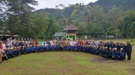 Tim pelatih Lantamal II Padang bersama Wali Kota Padang Fadly Amran dan siswa Takhassus MAN 3 Padang dalam upacara pembukaan Diksista Angkatan IX, Senin (21/7/2025) di Sungrilla Camp, Lubuk Minturun
