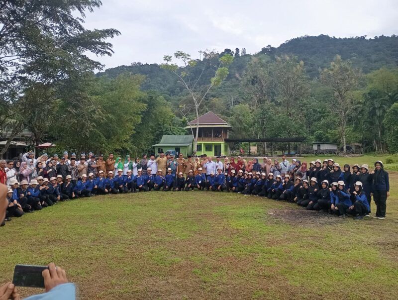 Tim pelatih Lantamal II Padang bersama Wali Kota Padang Fadly Amran dan siswa Takhassus MAN 3 Padang dalam upacara pembukaan Diksista Angkatan IX, Senin (21/7/2025) di Sungrilla Camp, Lubuk Minturun
