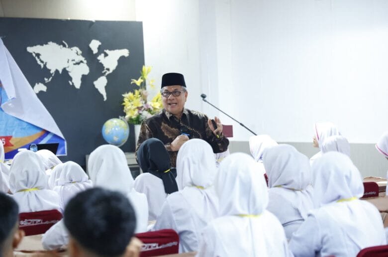 Ketua DPRD Sumbar Ajak Generasi Muda Bangun Kepemimpinan Berbasis Nilai Ketua DPRD Sumbar Ajak Generasi Muda Bangun Kepemimpinan Berbasis Nilai Minangkabau