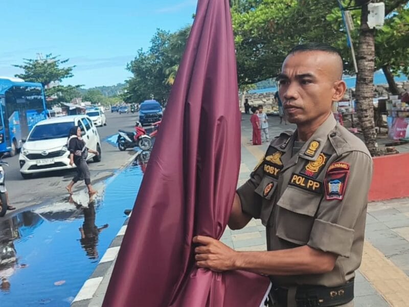 Penertiban PKL di Pantai Padang Ricuh, Pedagang Lempar Batu dan Bawa Sajam