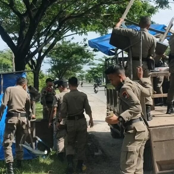 Satpol PP Padang Tertibkan PKL Berjualan di Atas Drainase dan Badan Jalan