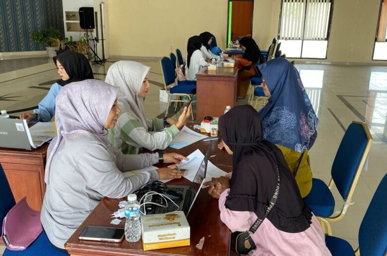 Siswa Kurang Mampu di Padang Panjang Terima Bantuan Perlengkapan Sekolah Gratis Siswa Kurang Mampu di Padang Panjang Terima Bantuan Perlengkapan Sekolah Gratis