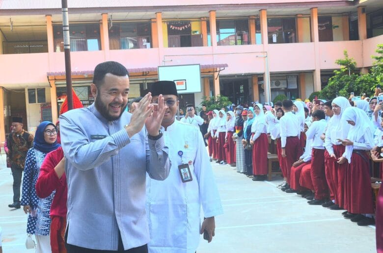Tahun Ajaran Baru, 12.606 Siswa Kurang Mampu Terima Seragam dan Tahun Ajaran Baru, 12.606 Siswa Kurang Mampu Terima Seragam dan LKS Gratis