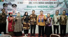 Warga Kurang Mampu di Padang Panjang Terima Bantuan Sosial