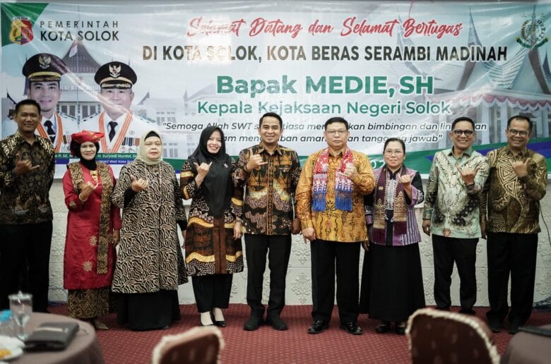 Warga Kurang Mampu di Padang Panjang Terima Bantuan Sosial Warga Kurang Mampu di Padang Panjang Terima Bantuan Sosial