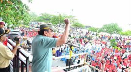 Aksi Bersih Pantai Padang Warnai Semangat Toleransi dan Gotong Royong