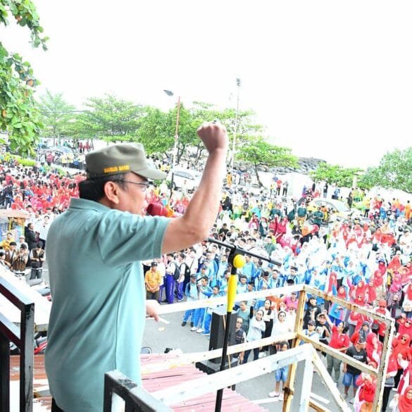 Aksi Bersih Pantai Padang Warnai Semangat Toleransi dan Gotong Royong