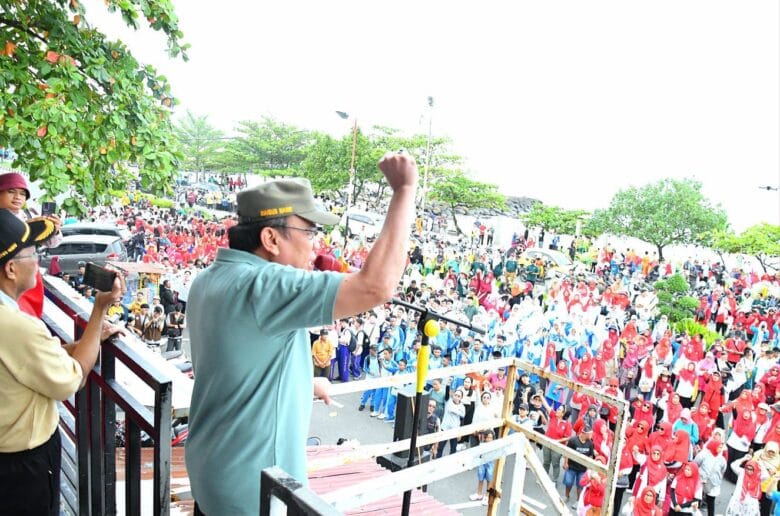 Aksi Bersih Pantai Padang Warnai Semangat Toleransi dan Gotong Royong Aksi Bersih Pantai Padang Warnai Semangat Toleransi dan Gotong Royong