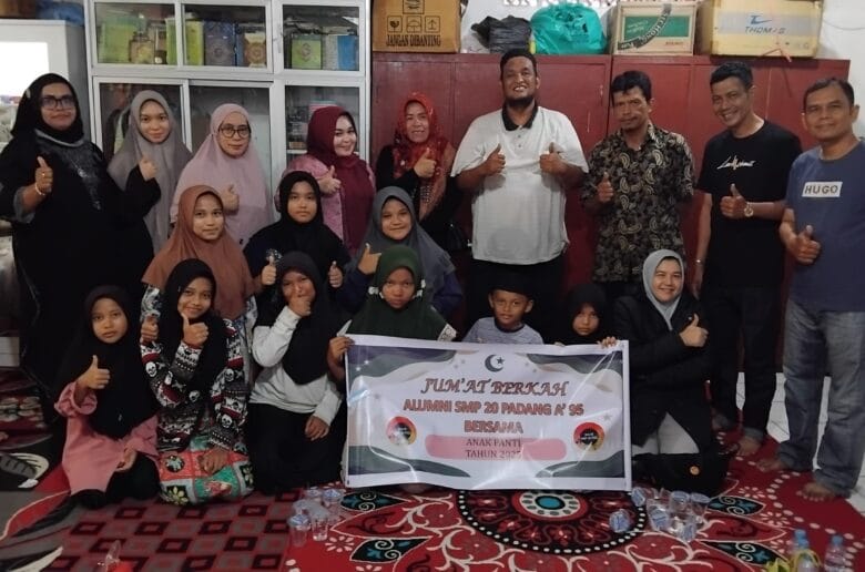 Alumni SMPN 20 Padang Angkatan 95 Tebar Kebaikan Lewat Program Alumni SMPN 20 Padang Angkatan 95 Tebar Kebaikan Lewat Program Jumat Berkah