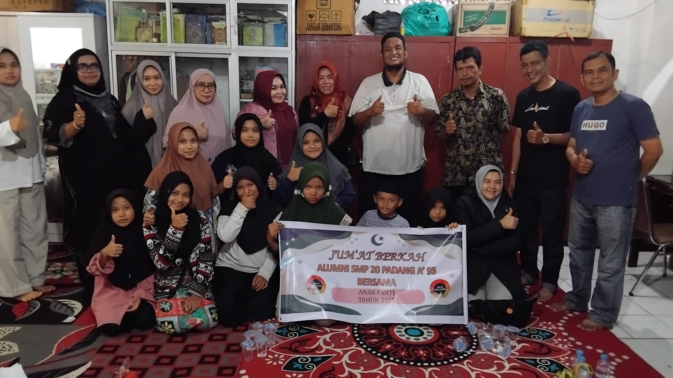 Alumni SMPN 20 Padang Angkatan 95 Tebar Kebaikan Lewat Program Jumat Berkah
