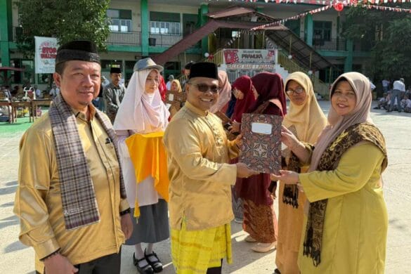 Delapan GTK MAN 1 Padang Terima Penghargaan di Upacara HUT RI ke-80