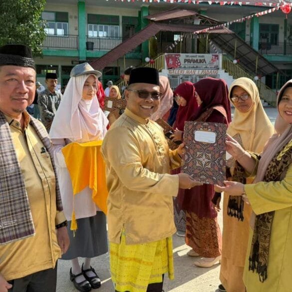 Delapan GTK MAN 1 Padang Terima Penghargaan di Upacara HUT RI ke-80