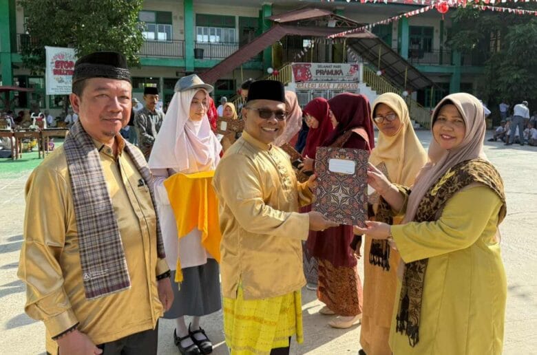 Delapan GTK MAN 1 Padang Terima Penghargaan di Upacara HUT RI ke-80