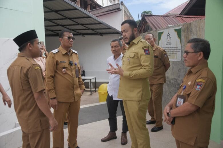 Fadly Amran: Tidak Boleh Ada Sekolah Tak Layak di Padang Fadly Amran: Tidak Boleh Ada Sekolah Tak Layak di Padang