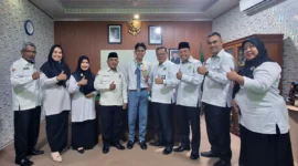 Kakan Kemenag Kota Sawahlunto H. Dedi Wandra bersama Kepala MAN Kota Sawahlunto Dafril Tuanku Bandaro, Kaur TU Yurmaini, dan unsur pimpinan madrasah, saat memberikan apresiasi kepada siswa MAN Sawahlunto M. Farel Alfath, atas prestasinya di kompetisi street soccer nasional.