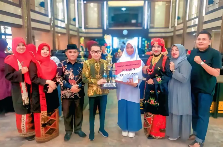 Hebat! Siswi MAN Sawahlunto Raih Juara Lomba Puisi Sumbar Hebat! Siswi MAN Sawahlunto Raih Juara Lomba Puisi Sumbar