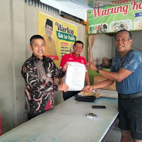 Pengprov PBSI Sumbar Serahkan SK Pelantikan kepada Ketua PBSI Kota Padang Terpilih 