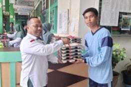 MAN 1 Kota Padang Bagikan 884 Porsi Makanan Bergizi Gratis untuk Siswa