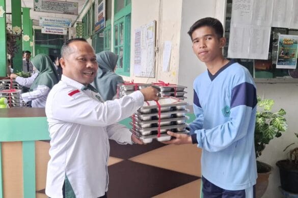 MAN 1 Kota Padang Bagikan 884 Porsi Makanan Bergizi Gratis untuk Siswa