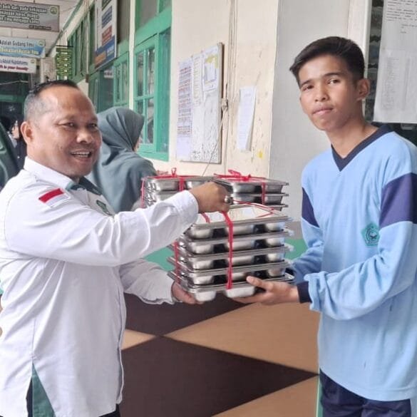 MAN 1 Kota Padang Bagikan 884 Porsi Makanan Bergizi Gratis untuk Siswa