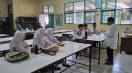 Akademisi dari Unand, Dr. Zufri Abdullah saat memberikan pelatihan kepada siswa MAN 3 Padang sebagai persiapan menghadapi OSN-P Sumbar 2025. (Ist.)