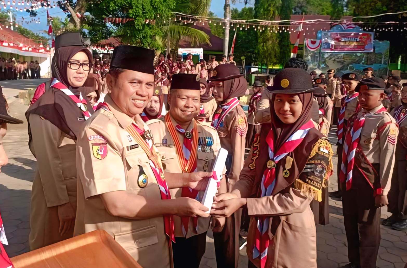 Kakan Kemenag Kota Padang H. Edy Oktafiandi menyematkan Bintang Tahunan kepada sejumlah siswa untuk tingkatan Pramuka Penegak dan Penggalang perwakilan beberapa madrasah, pada upacara Hari Pramuka (Harpram) ke-64 tahun 2025, di MTsN 3 Kota Padang, Kamis (14/8/2025).