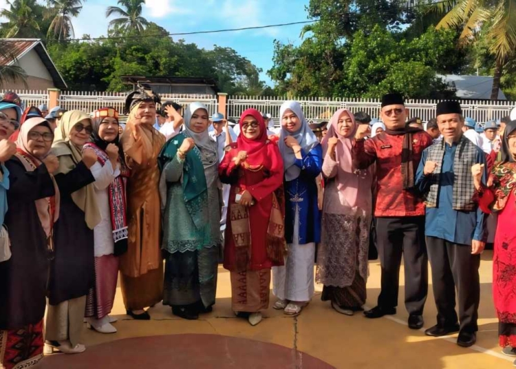 Kepala MAN 3 Padang Hj. Marliza, Kaur TU Visanola Engrita, dan jajaran guru beserta pegawai, berfoto bersama dengan mengenakan pakaian adat dari berbagai daerah di nusantara, pada upacara peringatan HUT ke-80 Kemerdekaan RI, Minggu (17/8/2025).