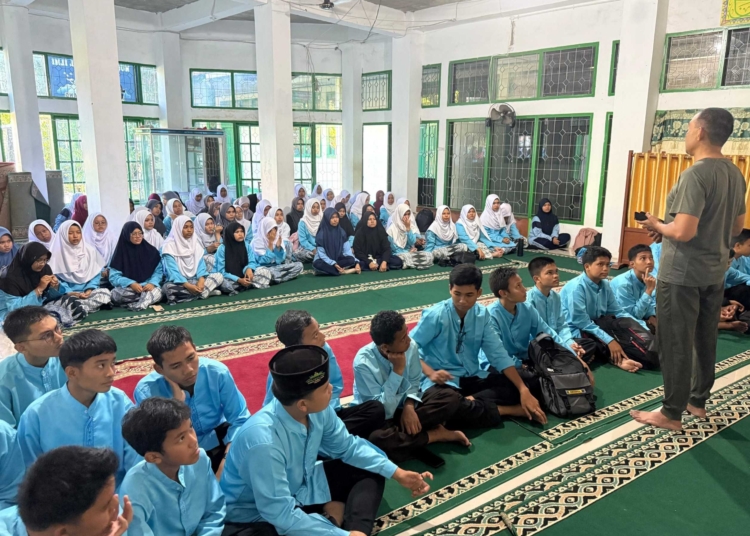 Instruktur dari TNI Kodim 0312/Padang mendampingi siswa taruna MAN 1 Padang dalam agenda tindak lanjut Diksistar, menyiapkan program disiplin dan kepemimpinan di madrasah.