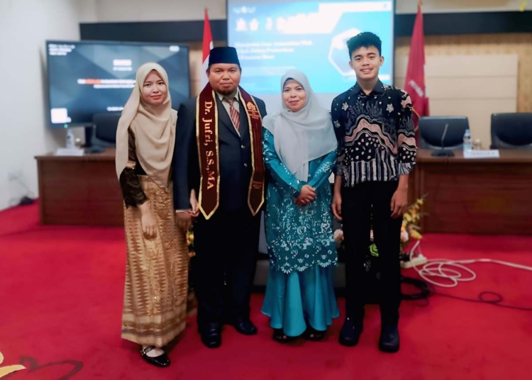 Jufri berfoto bersama istri Rahmiyanti dan dua anaknya, Bima dan Nisa, usai meraih gelar Doktor Hukum Islam dalam sidang terbuka di UIN Imam Bonjol Padang, Sabtu (23/8/2025).