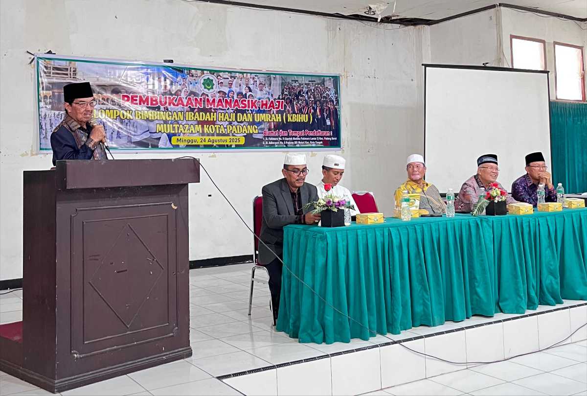 Pendiri KBIHU Multazam, H. Dalimi Abdullah, memberikan sambutan pada pembukaan manasik haji 2026 di Gedung PMD Sumbar, Kota Padang, Minggu (24/8/2025).
