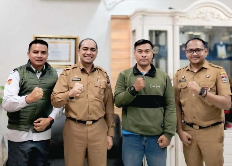 Ketua Yayasan Lebah Muda Indonesia Nopi Busri didampingi Sekretaris Anggi, saat audiensi dengan Kepala Dinas Sosial Kota Padang Heriza Syafani, didampingi Kabid Pemberdayaan Sosial Yudi Jhonary Pratama, Senin (25/8/2025).