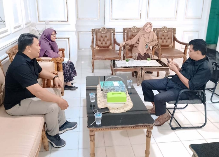 Waka Humas MTsN 1 Padang yang baru, Rusyda Masyhudi, bersama Wakil Kepala Bidang Kesiswaan Maryani Sastra, saat silaturahmi dengan insan pers di MTsN 1 Padang, Jumat (15/8/2025).