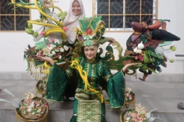 Meriahkan HUT Ke-356 Kota Padang, MAN 3 Padang Tampilkan Kostum Pical di Karnaval Kota Tua