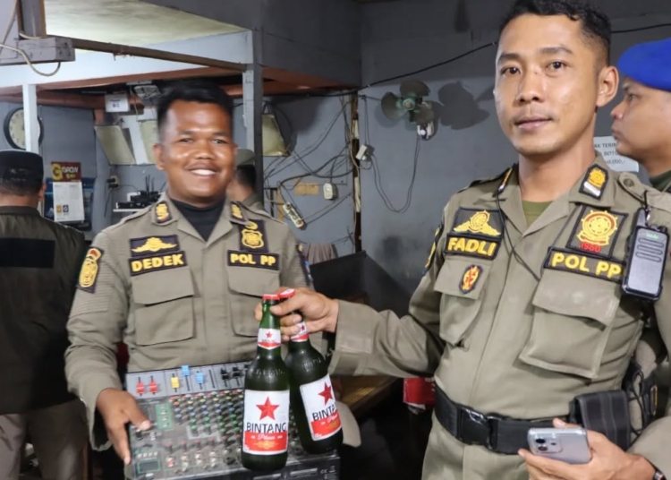 Satpol PP Padang Tertibkan Kafe Karaoke Tak Berizin di Indarung dan Kuranji