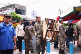 Satpol PP Padang Tertibkan PKL di Jalan Sandang Pangan