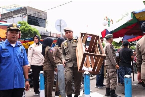 Satpol PP Padang Tertibkan PKL di Jalan Sandang Pangan