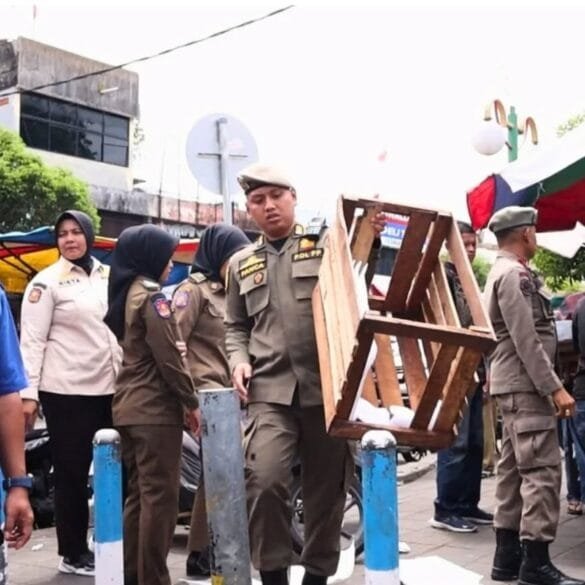 Satpol PP Padang Tertibkan PKL di Jalan Sandang Pangan