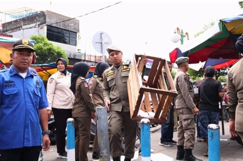 Satpol PP Padang Tertibkan PKL di Jalan Sandang Pangan Satpol PP Padang Tertibkan PKL di Jalan Sandang Pangan