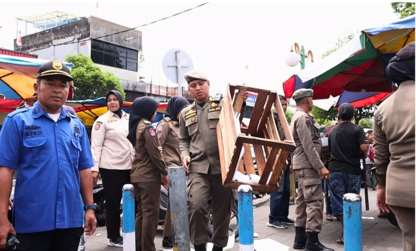 Satpol PP Padang Tertibkan PKL di Jalan Sandang Pangan