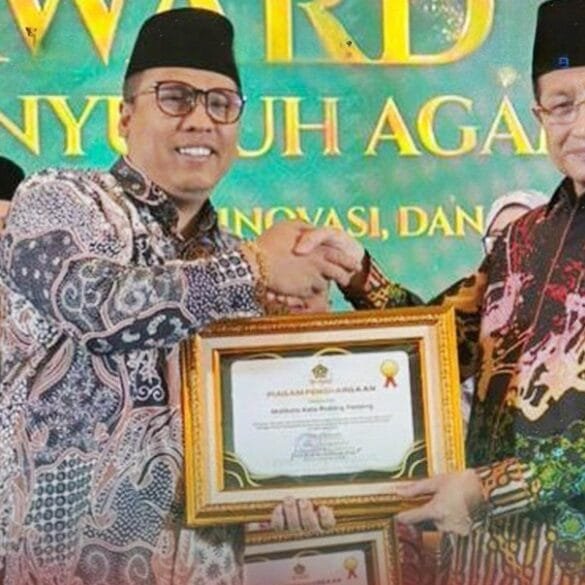 Wali Kota Padang Panjang Terima PENAIS Award dari Kemenag RI