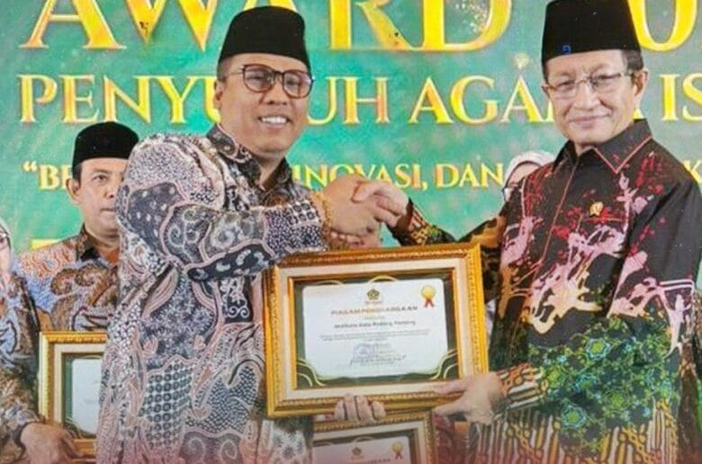 Wali Kota Padang Panjang Terima PENAIS Award dari Kemenag RI Wali Kota Padang Panjang Terima PENAIS Award dari Kemenag RI