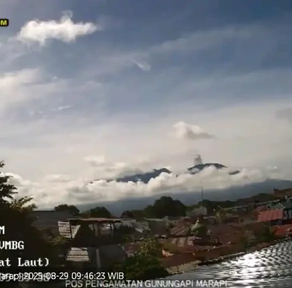 Gunung Marapi Erupsi Lagi Jumat Pagi! Kolom Abu 300 Meter, Warga Diminta Waspada