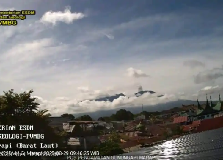 Gunung Marapi di Agam dan Tanah Datar erupsi pada Jumat (29/8) pukul 09.35 WIB. Kolom abu setinggi 300 meter terpantau condong ke tenggara. Status tetap Level II (Waspada).