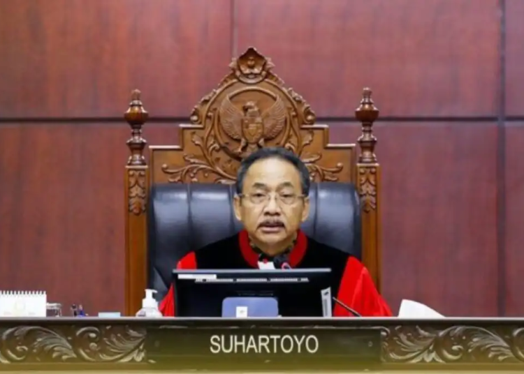 Ketua Mahkamah Konstitusi, Suhartoyo, saat membacakan putusan yang melarang wakil menteri merangkap jabatan sebagai komisaris atau direksi BUMN, Kamis (28/8/2025).