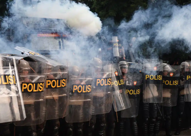 Ilustrasi - Polisi menangani aksi unjuk rasa. Rakornas Pengendalian Inflasi dan Percepatan Digitalisasi Daerah 2025 yang sedianya digelar di Istana Negara, Jumat (29/8), resmi ditunda. Bank Indonesia menyebut kondisi kurang kondusif sebagai alasannya.