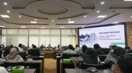Ketua DPRD Sumbar Muhidi didampingi perwakilan Komisi V dan Asisten III Setdaprov Sumbar, berdialog dengan guru honorer R4 dalam audiensi di DPRD Sumbar. (Ist.)