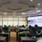 Ketua DPRD Sumbar Muhidi didampingi perwakilan Komisi V dan Asisten III Setdaprov Sumbar, berdialog dengan guru honorer R4 dalam audiensi di DPRD Sumbar. (Ist.)
