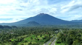 Jalur pendakian Gunung Kerinci via Solok Selatan menawarkan pemandangan air terjun dan hutan alami. (Ist.)